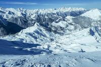 Dolines sous le Mont Ceint sur fond de Valier Dolines sous le Mont Ceint sur fond de Valier